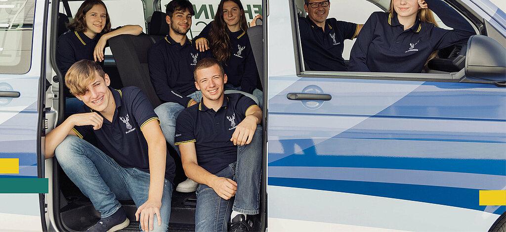 HirschmannAutomotive_Appreticeships_6.jpg aus dem Lehrlingsbüsle steigen zwei Lehrlinge aus