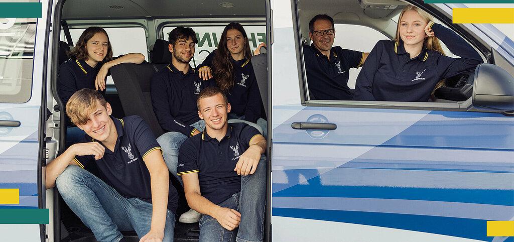 HirschmannAutomotive_Appreticeships_6.jpg aus dem Lehrlingsbüsle steigen zwei Lehrlinge aus