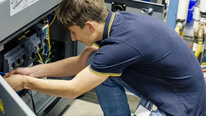HirschmannAutomotive_Appreticeships_Electrical-Engineering_6.jpg